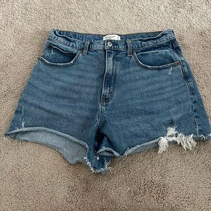 Abercrombie 4 inch Mom Short- Curvy